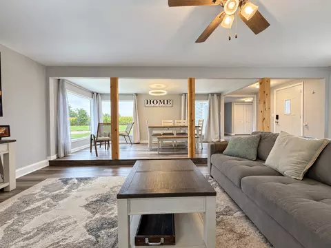 Living - 2076 N State Rd, Flora, IL 62839 photo 10 of 13
