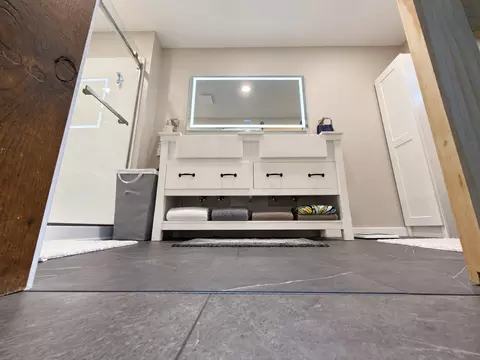 Bath - 2076 N State Rd, Flora, IL 62839 photo 7 of 12