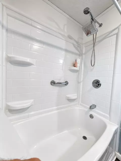 Bath - 2076 N State Rd, Flora, IL 62839 photo 5 of 12