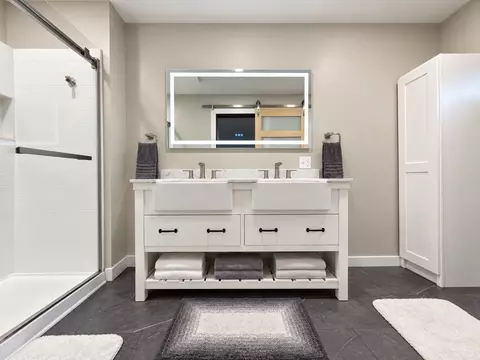 Bath - 2076 N State Rd, Flora, IL 62839 photo 1 of 12