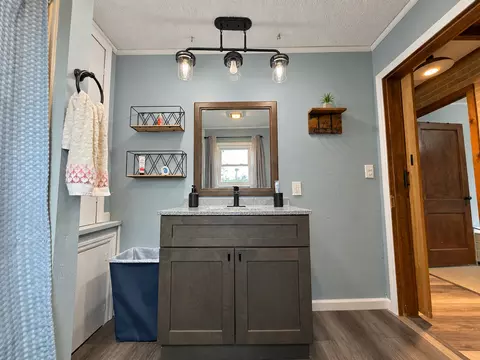 Bath - 2076 N State Rd, Flora, IL 62839 photo 4 of 12