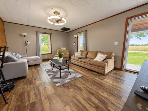 Living - 2076 N State Rd, Flora, IL 62839 photo 4 of 13