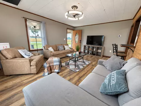 Living - 2076 N State Rd, Flora, IL 62839 photo 6 of 13