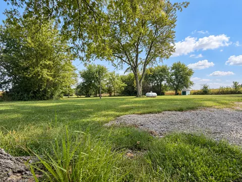 Exterior - 2076 N State Rd, Flora, IL 62839 photo 18 of 25