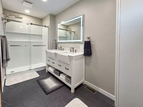 Bath - 2076 N State Rd, Flora, IL 62839 photo 8 of 12