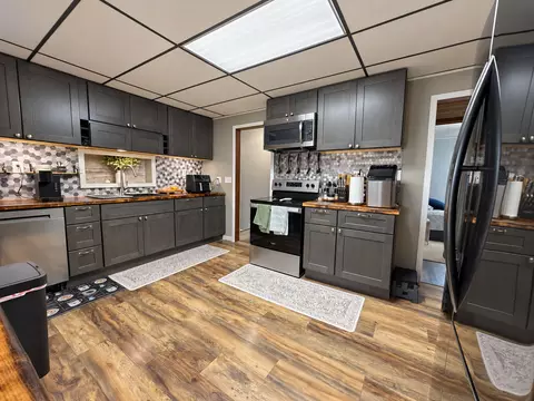 Kitchen - 2076 N State Rd, Flora, IL 62839 photo 1 of 8