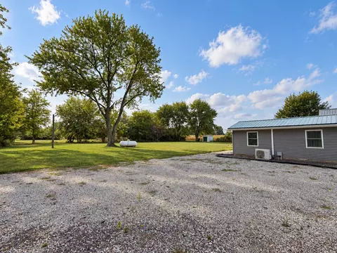 Exterior - 2076 N State Rd, Flora, IL 62839 photo 17 of 25