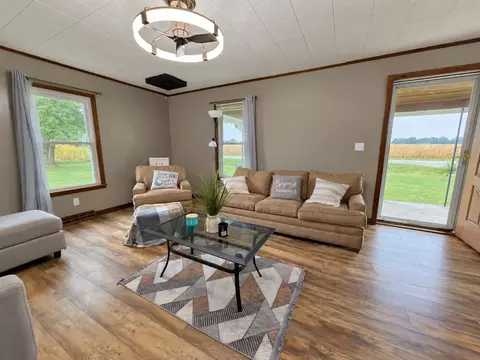 Living - 2076 N State Rd, Flora, IL 62839 photo 7 of 13