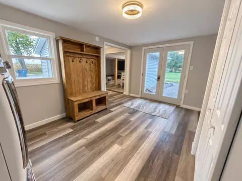Entry Way - 2076 N State Rd, Flora, IL 62839 photo 4 of 6