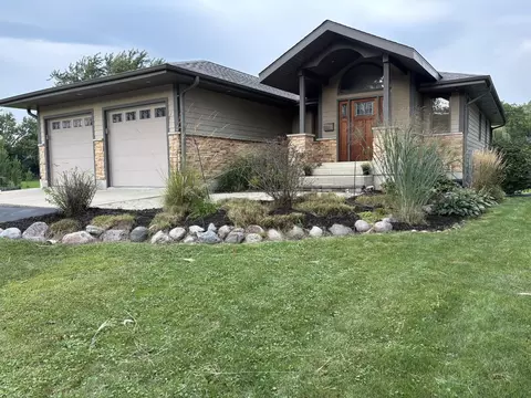 257 N Schryver Ave, Woodstock, IL 60098