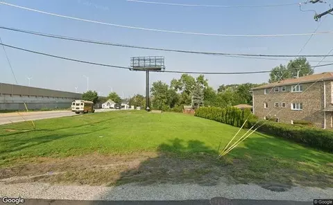7850 Garden Ln, Justice, IL 60458