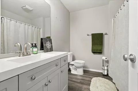 Bath - 1826 Chuck Murray Dr, Normal, IL 61761 photo 3 of 5