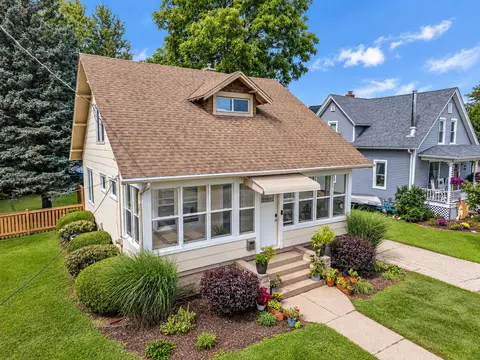 445 Pleasant St, Woodstock, IL 60098
