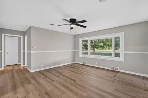 Living - 905 Pine Bluff Rd, Morris, IL 60450 photo 3 of 3