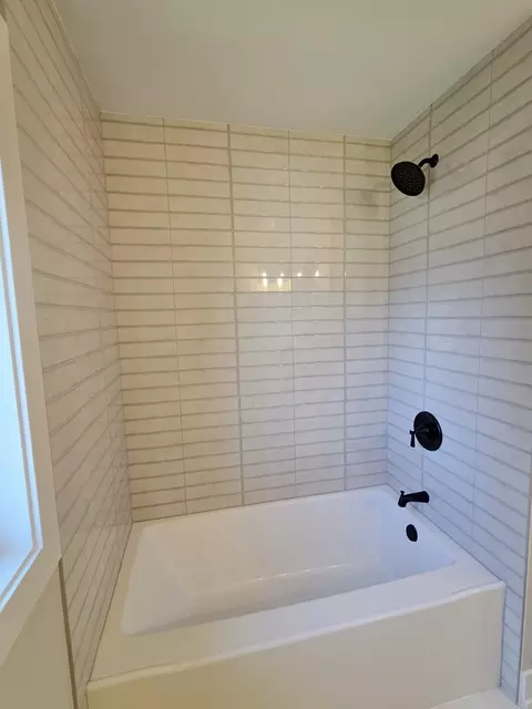 Bath - 6529 28th Pl, Berwyn, IL 60402 photo 2 of 4