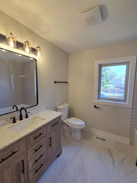 Bath - 6529 28th Pl, Berwyn, IL 60402 photo 1 of 4