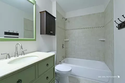 Bath - 4713 Crystal Trl, Mchenry, IL 60050 photo 3 of 4