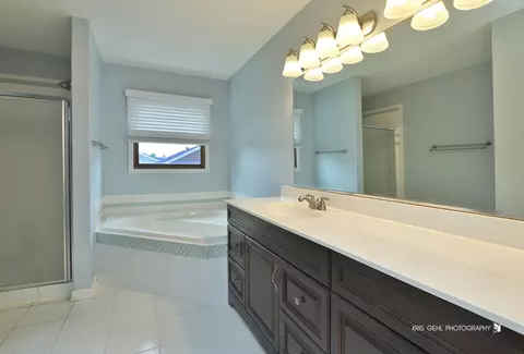 Bath - 4713 Crystal Trl, Mchenry, IL 60050 photo 2 of 4