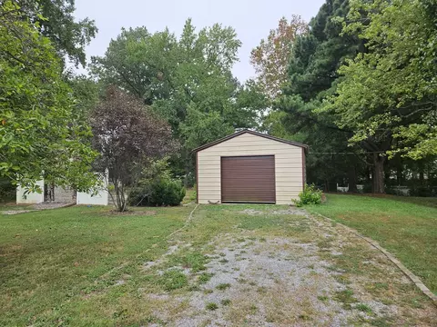 Exterior - 926 E Webster St, Benton, IL 62812 photo 7 of 9