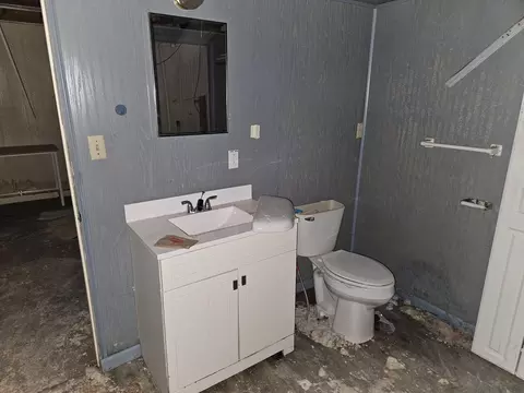 Bath - 926 E Webster St, Benton, IL 62812 photo 2 of 4
