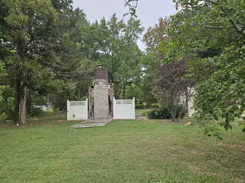 Exterior - 926 E Webster St, Benton, IL 62812 photo 8 of 9