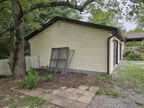 Exterior - 926 E Webster St, Benton, IL 62812 photo 9 of 9