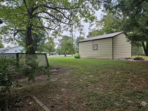 Exterior - 926 E Webster St, Benton, IL 62812 photo 6 of 9