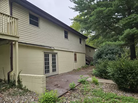 Exterior - 926 E Webster St, Benton, IL 62812 photo 3 of 9