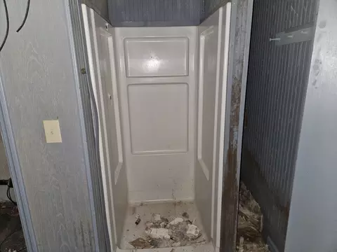 Bath - 926 E Webster St, Benton, IL 62812 photo 3 of 4