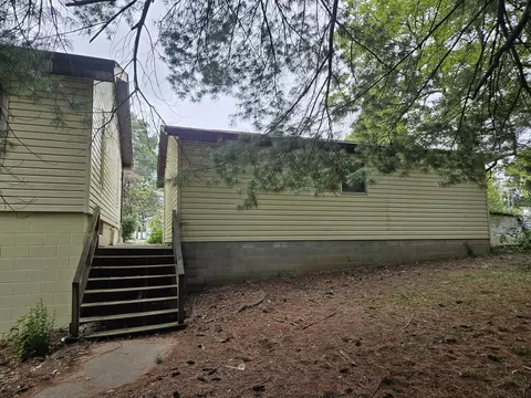 Exterior - 926 E Webster St, Benton, IL 62812 photo 5 of 9