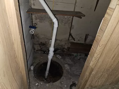 Bath - 926 E Webster St, Benton, IL 62812 photo 4 of 4