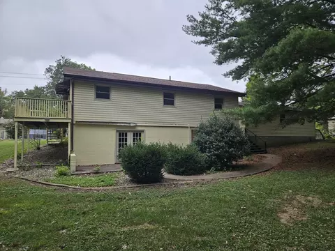 Exterior - 926 E Webster St, Benton, IL 62812 photo 4 of 9