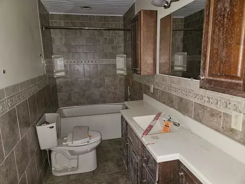 Bath - 926 E Webster St, Benton, IL 62812 photo 1 of 4