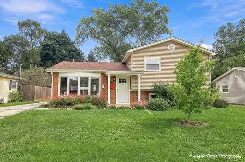 637 N Greenview Ave, Mundelein, IL 60060