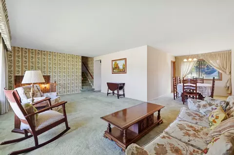Living - 539 Sandy Ln, Des Plaines, IL 60016 photo 4 of 8
