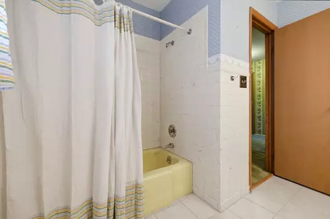 Bath - 539 Sandy Ln, Des Plaines, IL 60016 photo 5 of 5