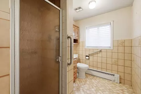 Bath - 539 Sandy Ln, Des Plaines, IL 60016 photo 1 of 5