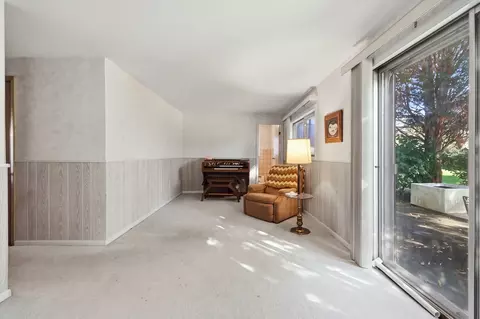 Living - 539 Sandy Ln, Des Plaines, IL 60016 photo 6 of 8