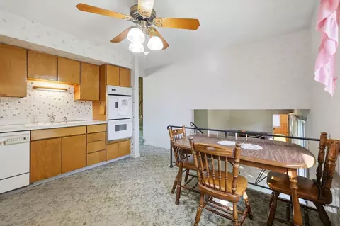 Kitchen - 539 Sandy Ln, Des Plaines, IL 60016 photo 3 of 4