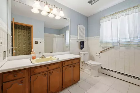 Bath - 539 Sandy Ln, Des Plaines, IL 60016 photo 3 of 5