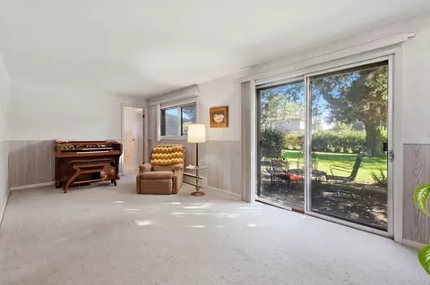 Living - 539 Sandy Ln, Des Plaines, IL 60016 photo 5 of 8