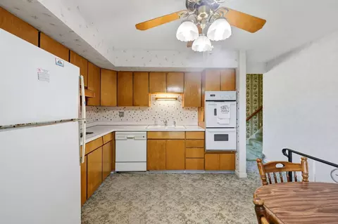 Kitchen - 539 Sandy Ln, Des Plaines, IL 60016 photo 2 of 4