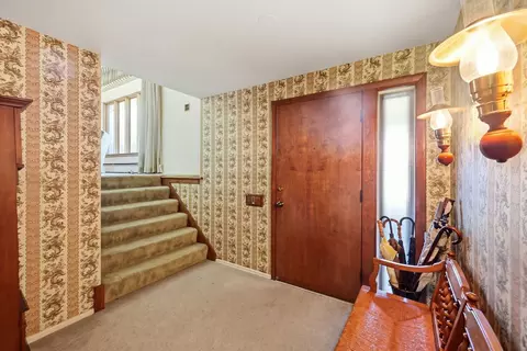 Entry Way - 539 Sandy Ln, Des Plaines, IL 60016 photo 1 of 1