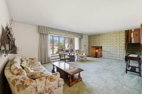 Living - 539 Sandy Ln, Des Plaines, IL 60016 photo 3 of 8
