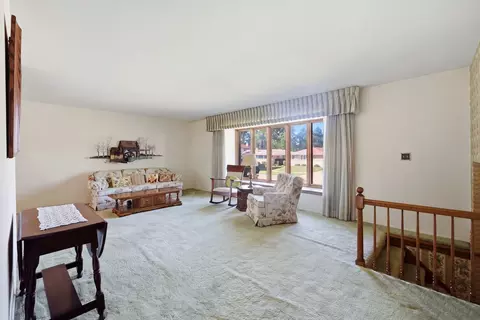 Living - 539 Sandy Ln, Des Plaines, IL 60016 photo 2 of 8