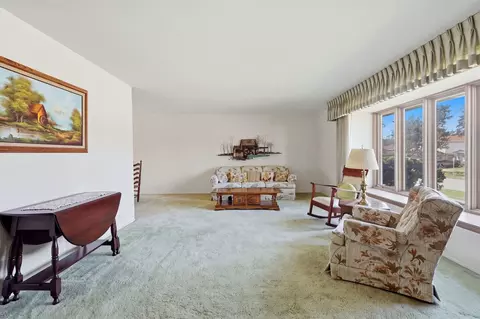 Living - 539 Sandy Ln, Des Plaines, IL 60016 photo 1 of 8