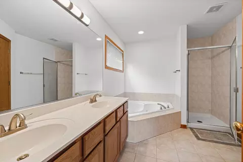 Bath - 3780 Wilke Rd, Rolling Meadows, IL 60008 photo 1 of 3