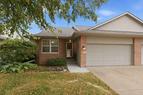5239 Red Fox Rd, Bettendorf, IA 52722