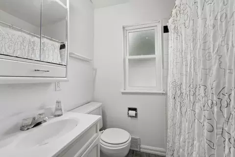 Bath - 1727 13th Ave, Moline, IL 61265 photo 1 of 1