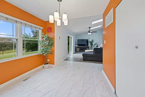 Dining - 820 N Dexter Ln, Hoffman Estates, IL 60169 photo 3 of 3